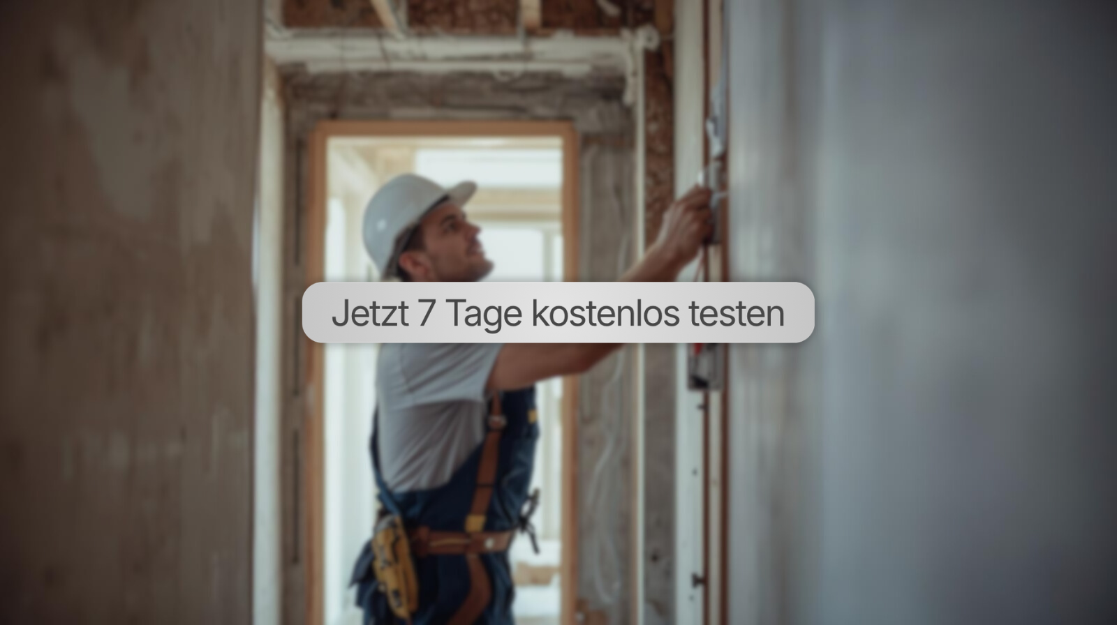 Handwerker im Türrahmen mit Hinweis auf die kostenlose Testphase